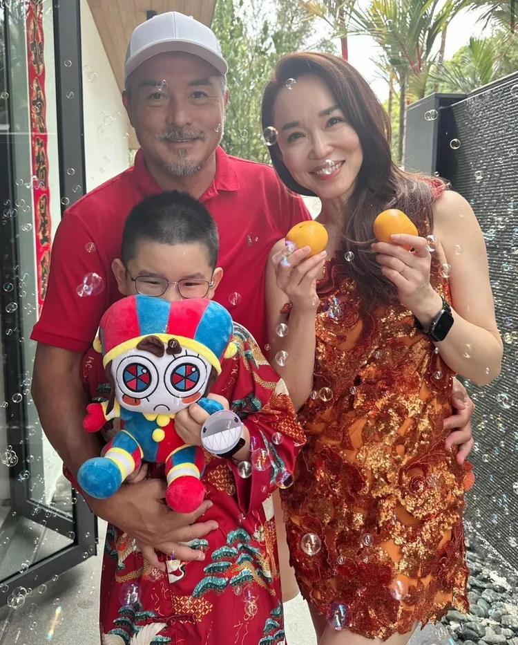 范文芳（右起）穿短袖迎新年，身邊是李銘順和兒子。翻攝范文芳IG