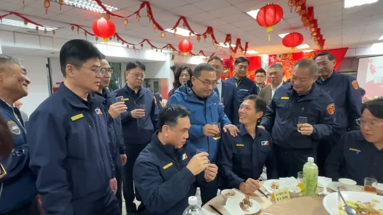 侯友宜逐桌慰勉時，對於保大霹靂同仁緝毒不忘救人的工作表現予以嘉勉。新北市府提供