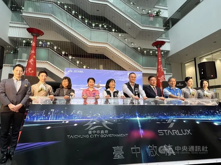 台中市政府與星宇航空5日召開記者會，副市長鄭照新（右5）、星宇航空策略長劉允富（右4）共同宣布，3月底起將啟動台中到澳門、越南峴港、日本高松等國際航線。中央社