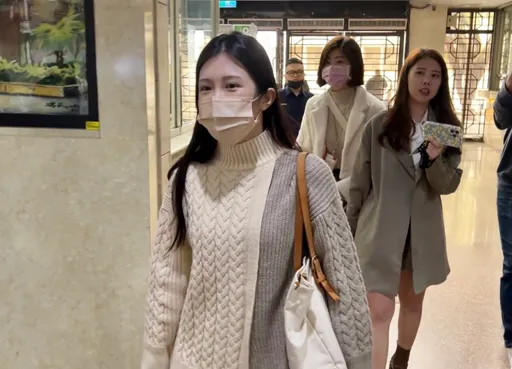 洩陳沂手機號碼還沒完!鄭家純遭求償100萬 現身法院:祝她早日康復