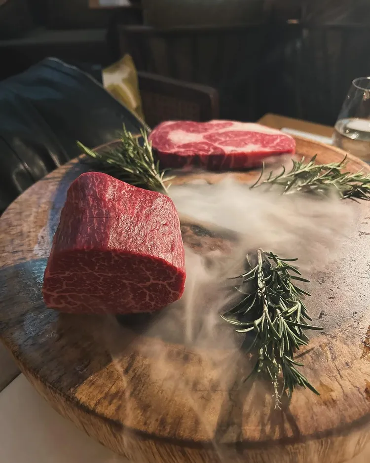 夫妻倆慶生大餐在高檔牛排餐廳享用。翻攝賴弘國IG