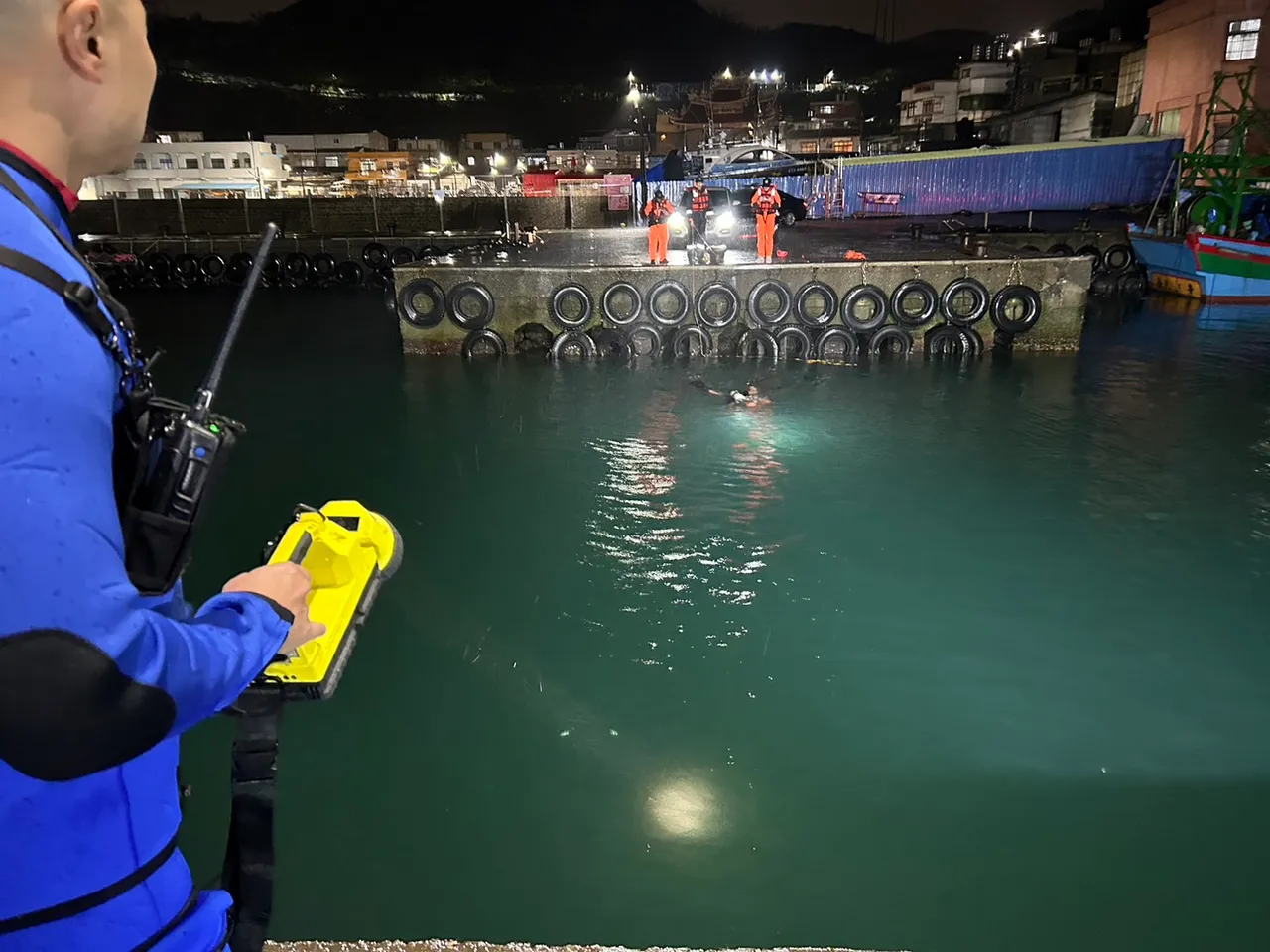 潛水人員在車內未發現人員受困。翻攝畫面