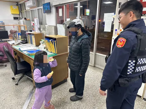 女童半夜溜出門!媽媽急忙到派出所接人 看到這一幕無奈笑出來