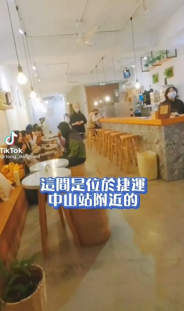 「來時」隱藏在台北中山站小巷弄，店內溫馨木質環境空間。TikTok@tong_dailyfood 提供