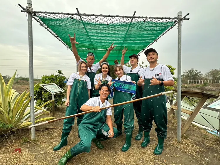 前為柯有倫，郭靜（左起）、彭小刀、雷艾美、何美、坤達、KID等在虱目魚塭舉行划船比賽。好看娛樂提供