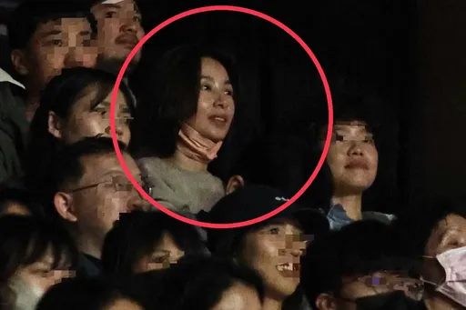 安溥生命中最重要的男人现身小巨蛋 野生女神田馥甄素颜长这样