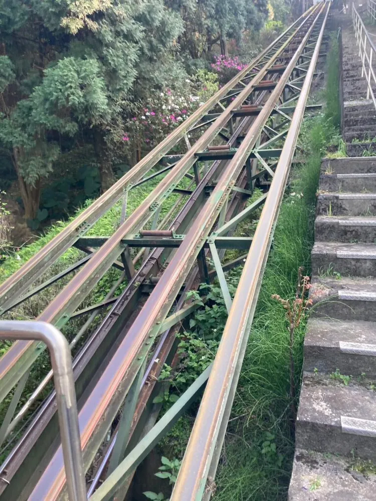 豐原高爾夫球場登山軌道車發生意外，造成5人受傷。民眾提供