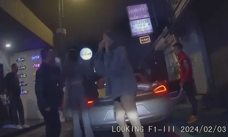 「破蝦男」女伴焦急撥電話報警。YT頻道《WoWtchout – 地圖型行車影像分享平台》