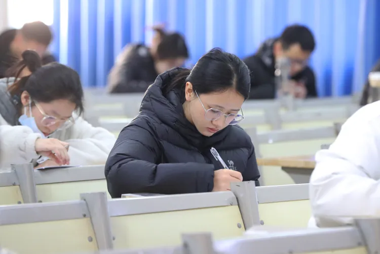 中國研究生人數連年增加，圖為去年12月底「2024年全國碩士研究生招生考試」，在湖南衡陽應考的考生。新華社