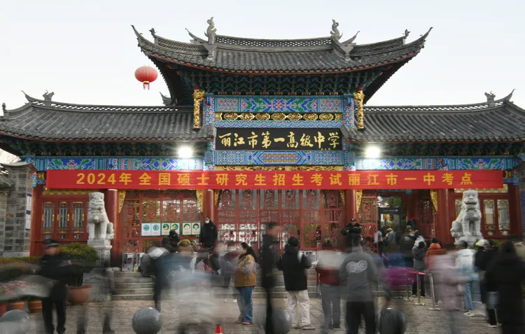 中國研究生人數連年增加，圖為去年12月底「2024年全國碩士研究生招生考試」，在雲南麗江應考的考生。新華社
