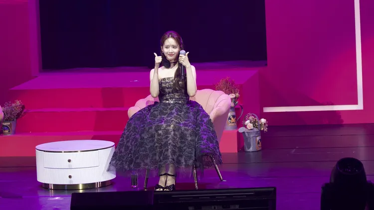 潤娥現場品嘗地瓜球，想挑戰演「漂亮的壞人」。讀者提供