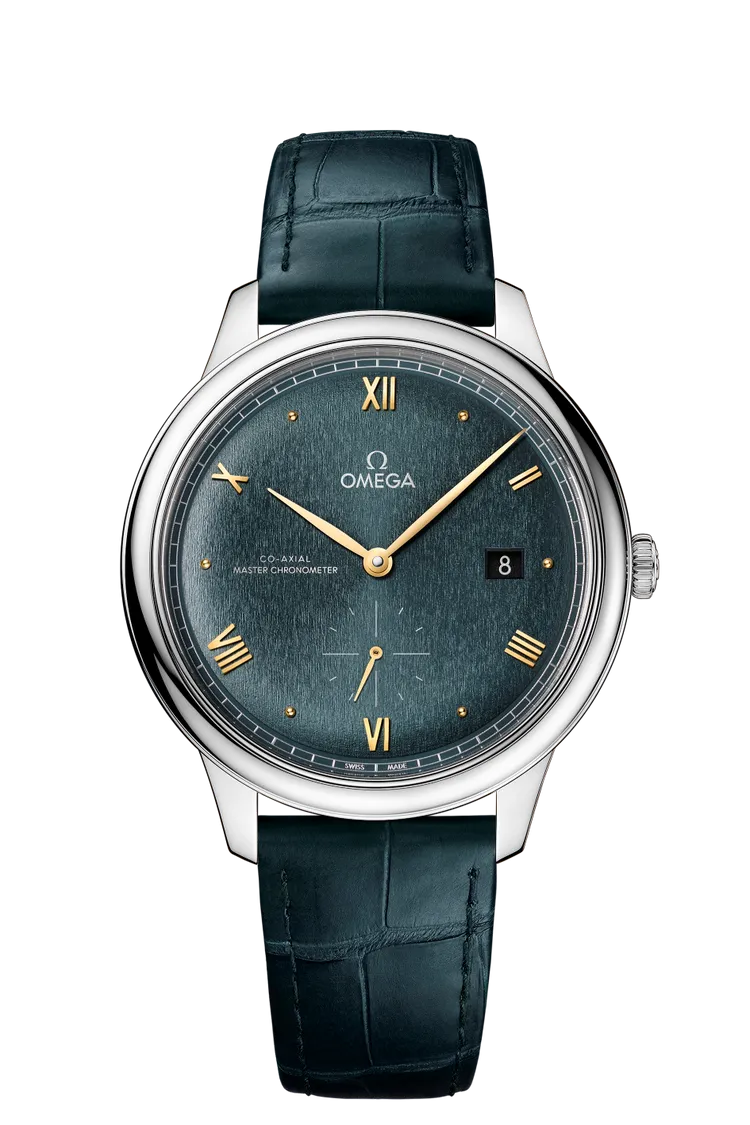 席尼墨菲所戴的OMEGA不鏽鋼De Ville Prestige 碟飛典雅系列腕錶， 41mm，不鏽鋼錶殼，綠色錶面，綠色鱷魚皮皮革錶帶，歐米茄8802機芯，動力儲存55小時，防水深度30米，17萬元。品牌提供