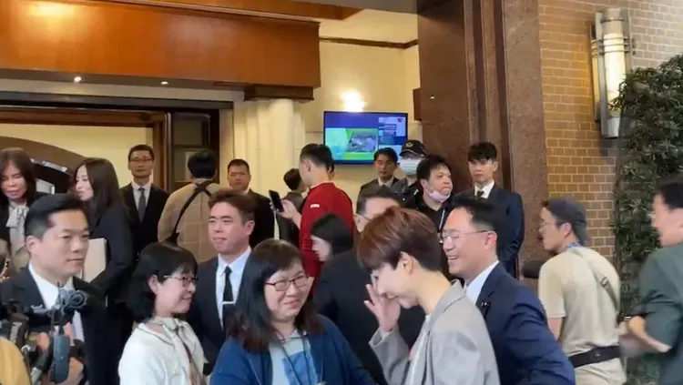 陳亭妃在送游錫堃上車離去後，默默拭淚。讀者提供