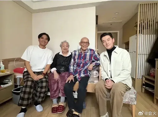 胡歌連莊年度男演員 揪陶陶赴養老院探望90歲爺叔