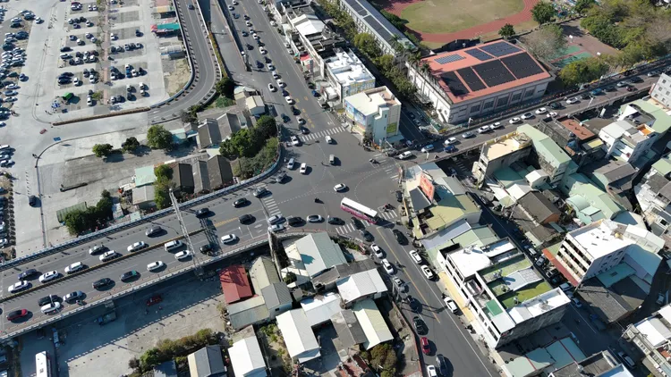 雲林警方利用無人機從高空掌握整體車流狀況。雲林縣警局提供