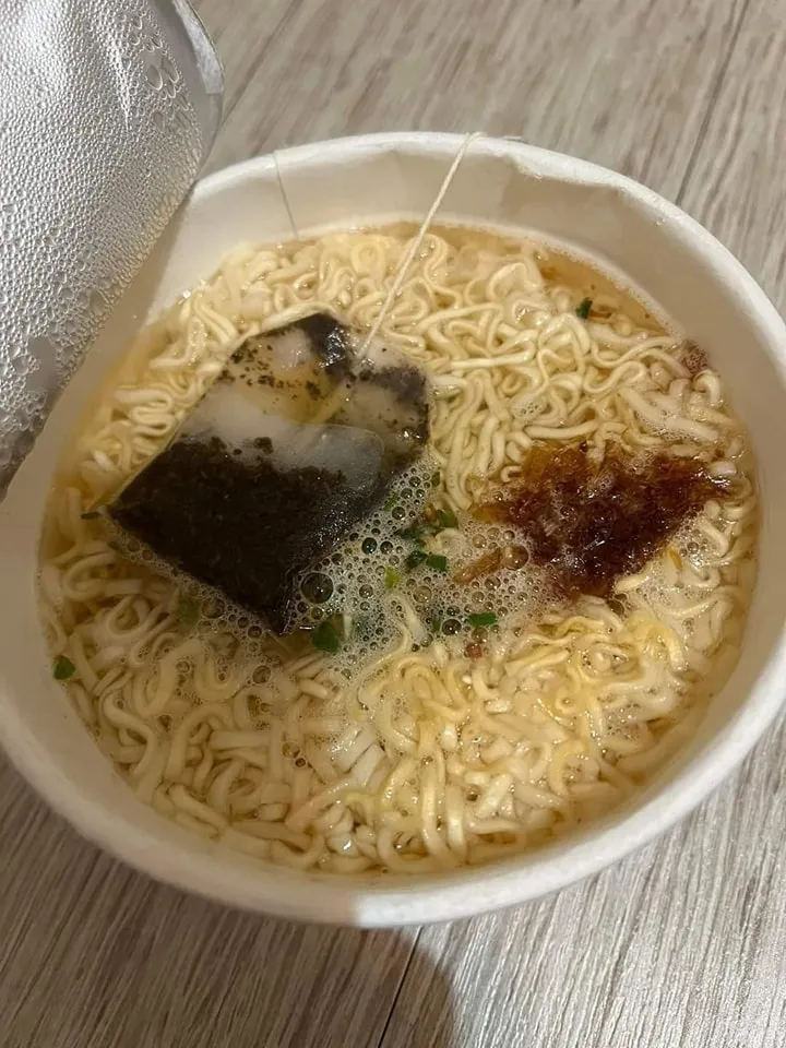 一名網友在網路上分享自己吃泡麵時家的「秘密武器」，不只去油解膩，還能飄出淡淡香氣。翻攝《爆廢公社》粉絲頁