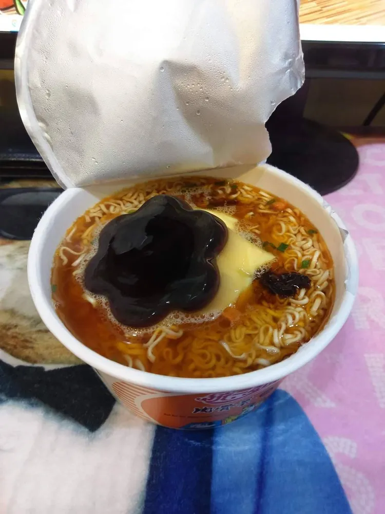 還有網友推薦肉骨茶麵+布丁。翻攝《爆廢公社》粉絲頁