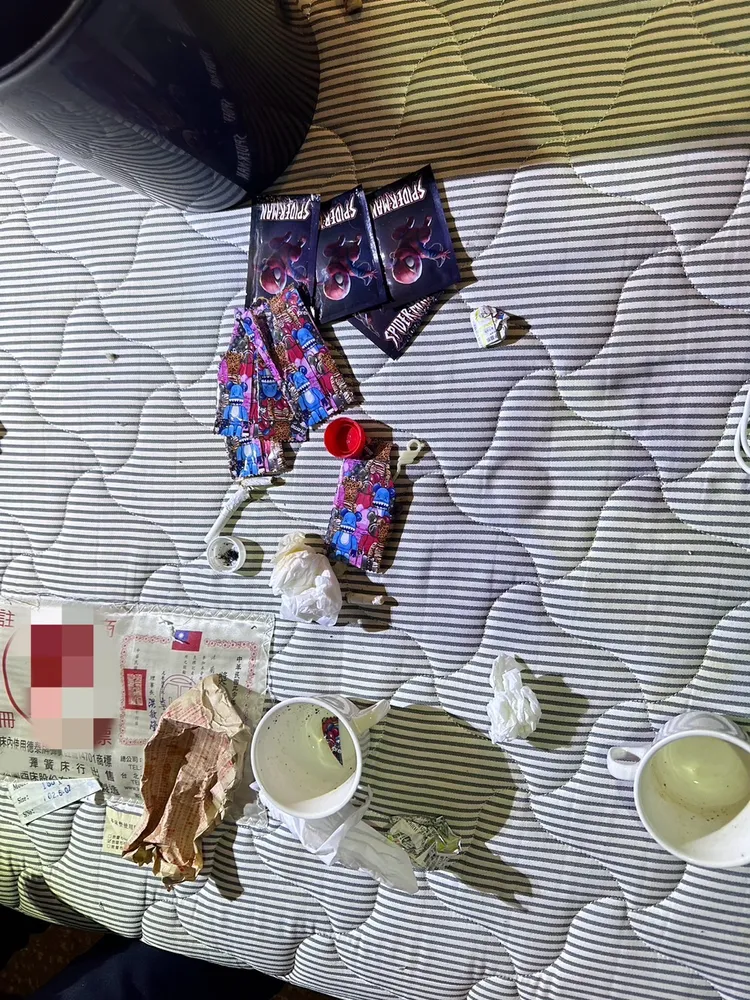 房內找到毒品與殘渣袋。翻攝畫面