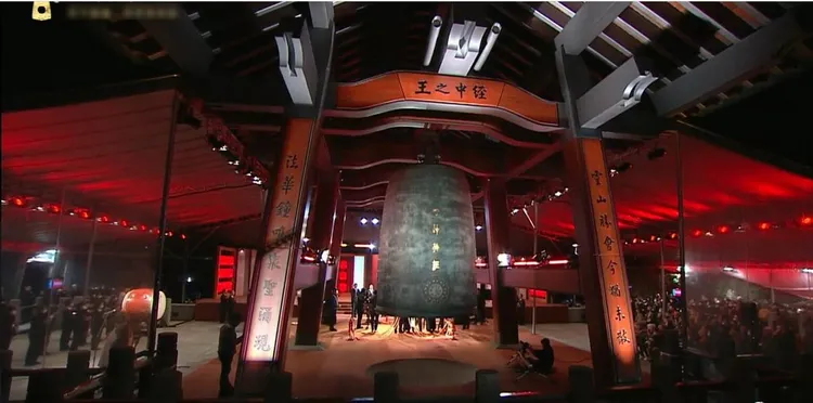 法鼓山除夕撞鐘9日晚間舉行，至10日凌晨共108響，法鼓山表示，重達2萬5千公斤的法華鐘，為全世界唯一的法華梵鐘，鐘體上鐫刻整部「法華經」與「大悲咒」，每一響法華鐘聲，都代表整體佛法給予的祝福。（法鼓山提供）中央社