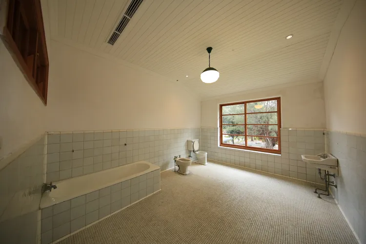 蔣宋美齡浴廁。中山大學提供