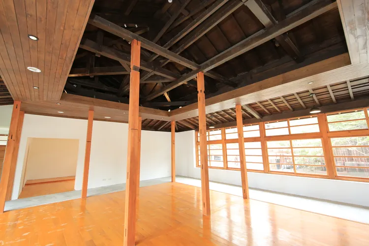 保留日治時期的屋架用以展示。中山大學提供