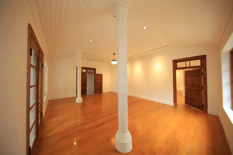 蔣介石書房當時特別設計3道門便於快速出入。中山大學提供