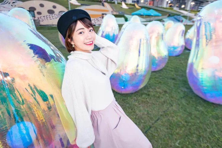 新北燈會邀請三重永安里里長黃麗伃，與市府同仁一同拍攝系列照片，介紹各燈區特色。民政局提供