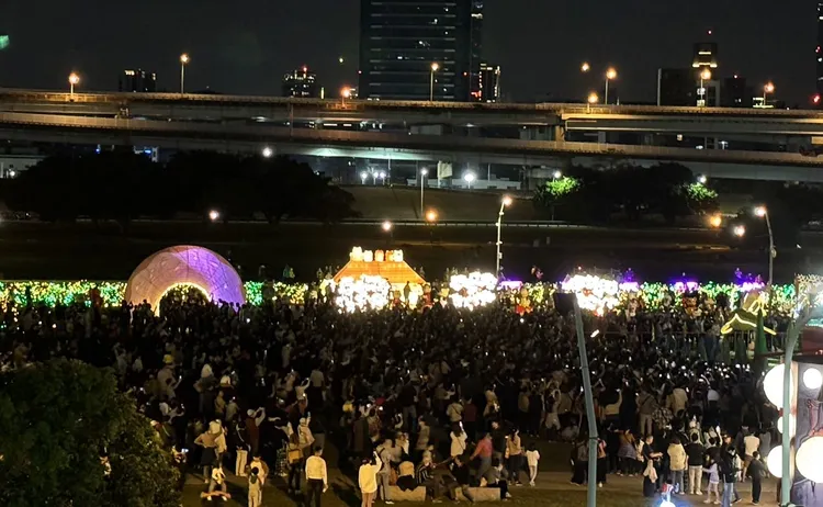 新北燈會人潮滿滿，精彩活動不斷。民政局提供