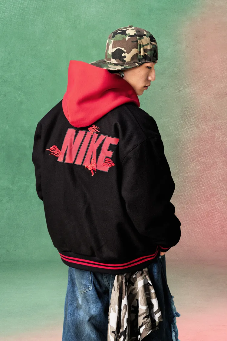 男子運動夾克將Nike Logo結合龍爪、祥雲等應景元素。品牌提供
