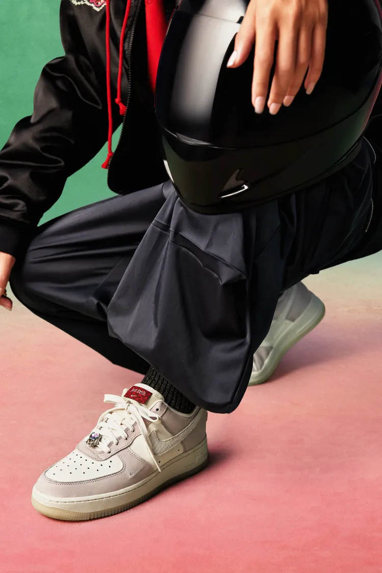 鞋舌處深色印花編織標籤暗藏「如有龍助」刺繡字樣。品牌提供