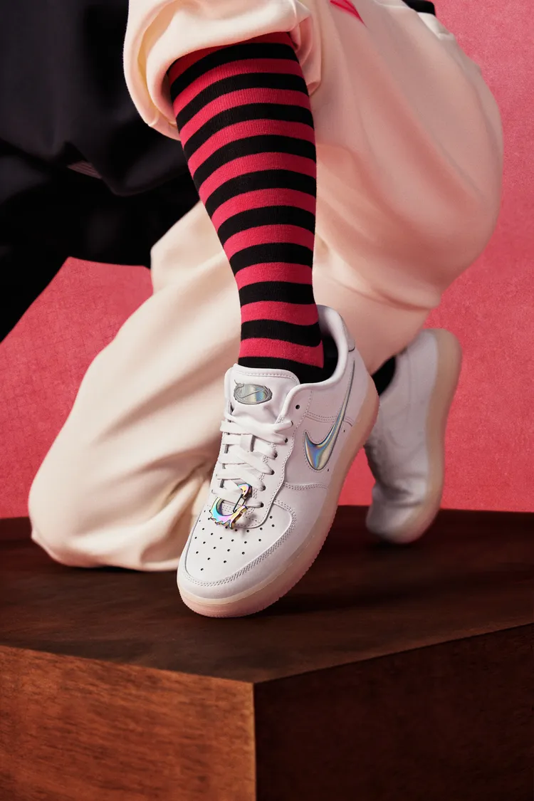 復古霓虹配色的Nike Air Force 1於鞋帶上綴以龍紋配件。品牌提供