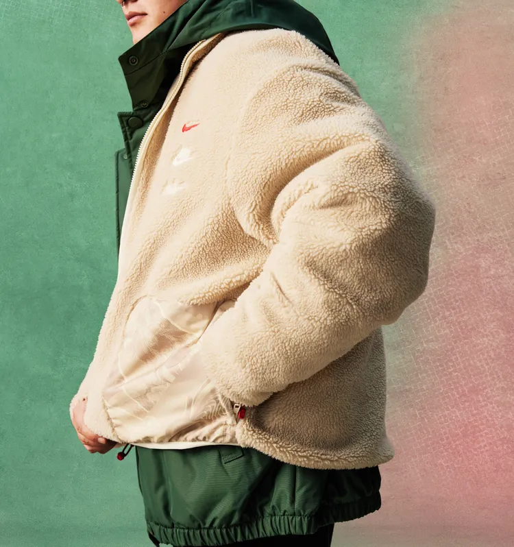 男子仿羊羔絨外套以龍騰暗紋點綴。品牌提供