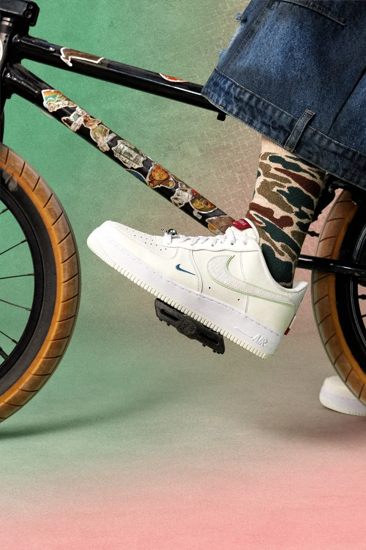 Nike Air Force 1在純白鞋身透過小小撞色設計進行點綴。品牌提供