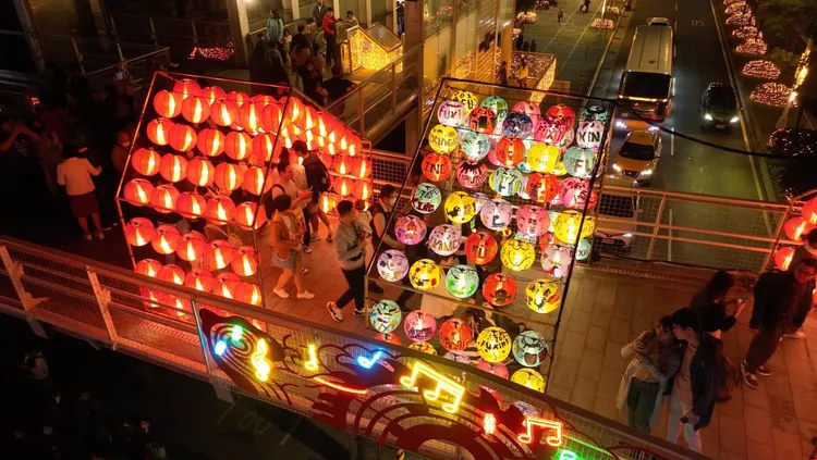 「龍騰四海」五線譜及音符以金屬雷雕打造，天橋上燈籠則由國小師生共同手繪。北市觀傳局提供