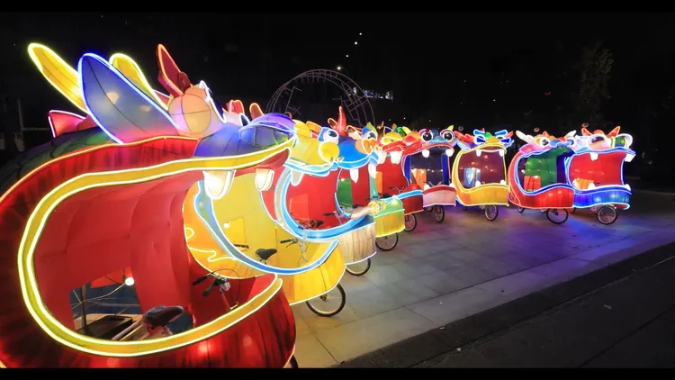 民眾可把握最後機會晚間到展區捕捉巡遊燈組「九小龍」身影。北市觀傳局提供