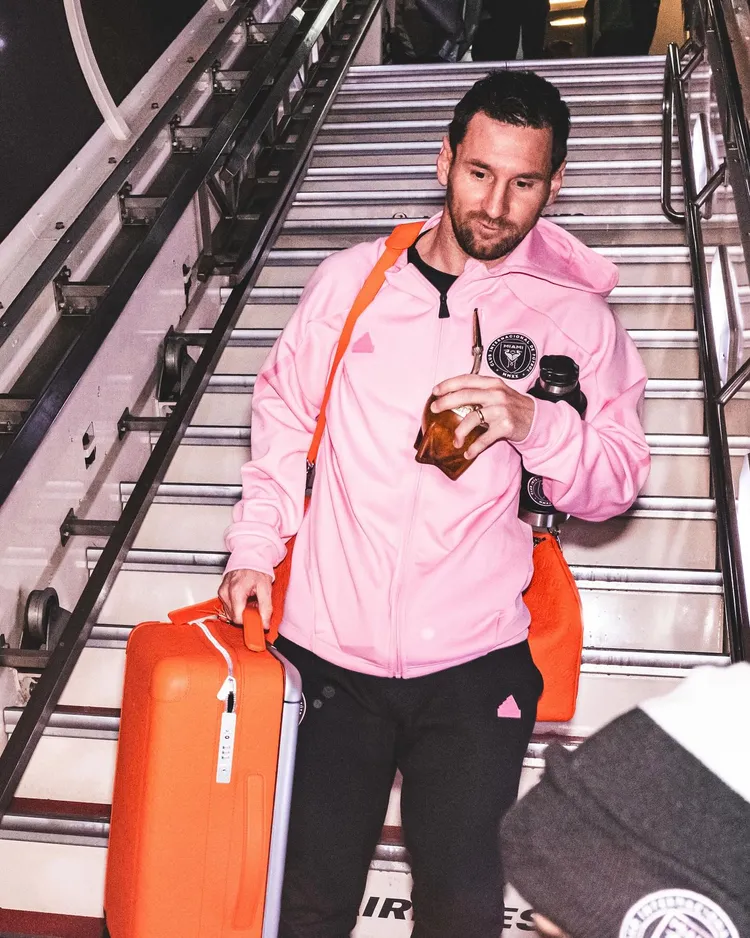 梅西抵達日本露出笑臉。  翻攝リオネル・メッシ™  X