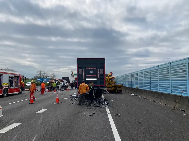 國道1號南向197.1公里路段5日發生7車追撞車禍，造成1死1重傷。翻攝畫面