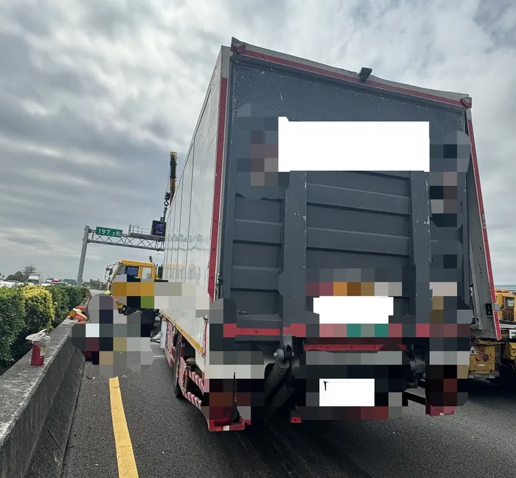 國道1號南向197.1公里路段5日發生7車追撞車禍，造成1死1重傷。翻攝畫面