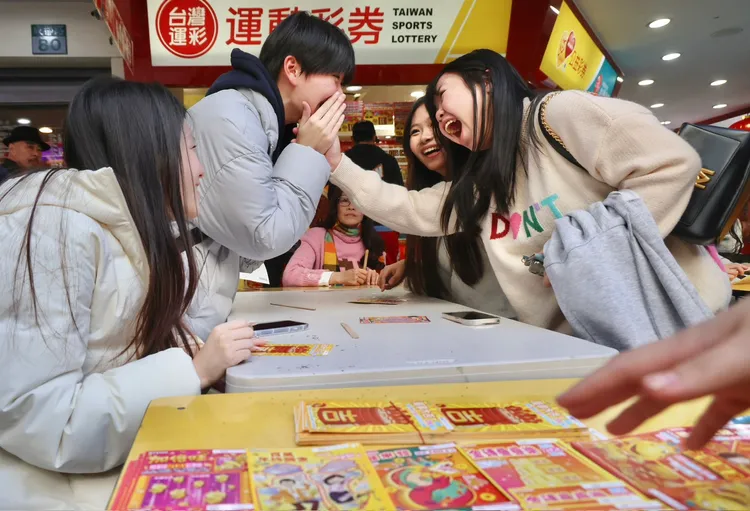 過年期間許多民眾到彩券行買刮刮樂試手氣。圖非文中當事店家及當事人，林林攝