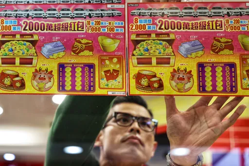 真招財貓!彩券行店貓坐在4號刮刮樂上 他一買爽中100萬