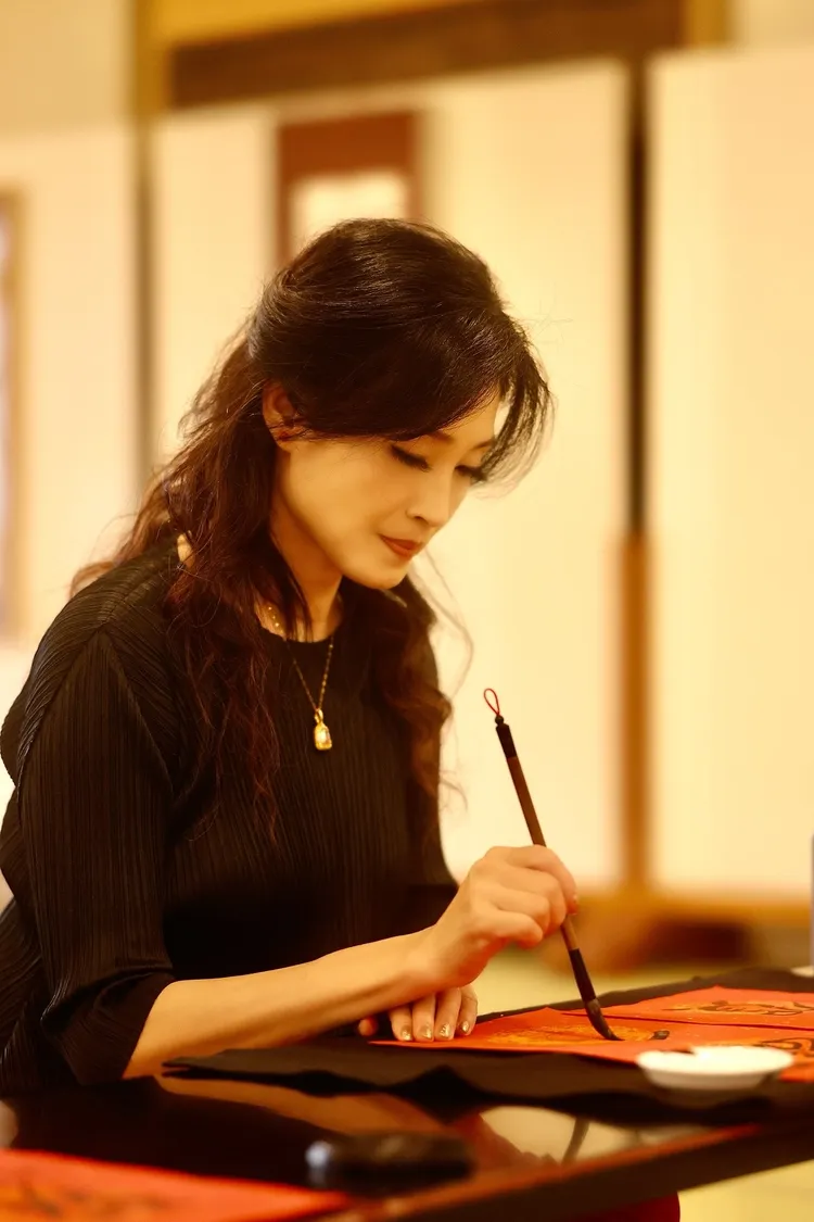 方季惟寫春聯。尚時代文創娛樂提供