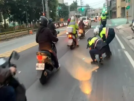 大馬路上出現80公尺長油漬 桃警急中生智鋪木屑除油漬