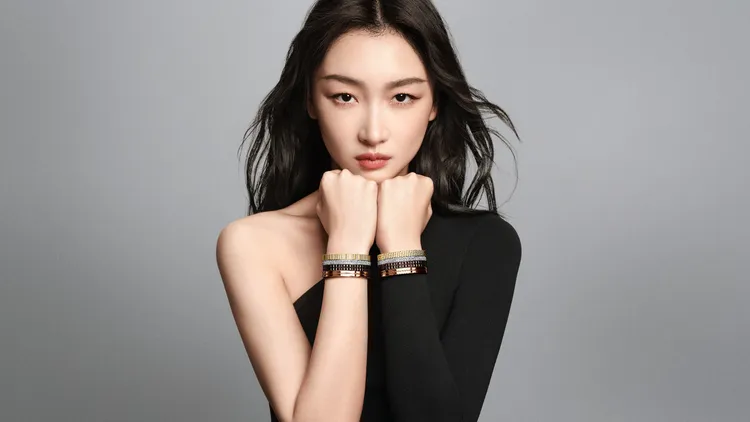 周冬雨為BOUCHERON拍攝ICONS世家標誌廣告大片。品牌提供。品牌提供