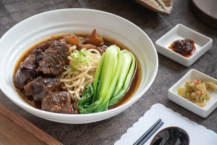 台北中山九昱希爾頓逸林酒店_La Salle森酒吧_風味醇厚，麵好湯濃肉大塊的逸林牛肉麵，每碗580元。業者提供