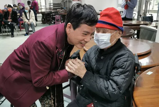 陳凱倫做公益被榮民奶奶緊握2次雙手 差點崩潰唱不下去