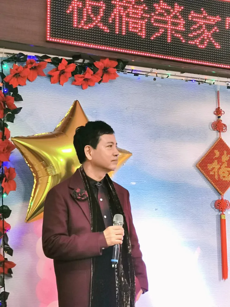 陳凱倫日前主持板橋榮民之家公益活動，並現場演唱《有真情有活力》。陳凱倫提供