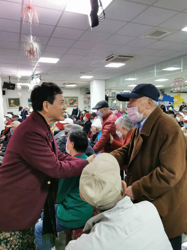 陳凱倫（左）與榮民爺爺開心互動。陳凱倫提供