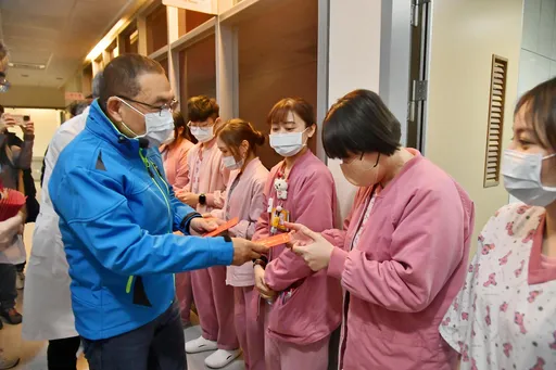 除夕慰問新北聯醫留守人員 侯友宜向醫護表達感謝和敬意
