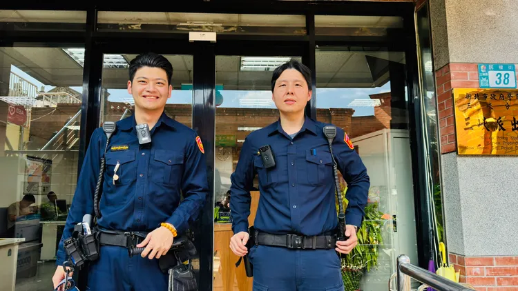 三峽警員張哲維與李侑錡在人山人海的賽神豬慶典中，將葉女救出送醫獲得表揚。警方提供