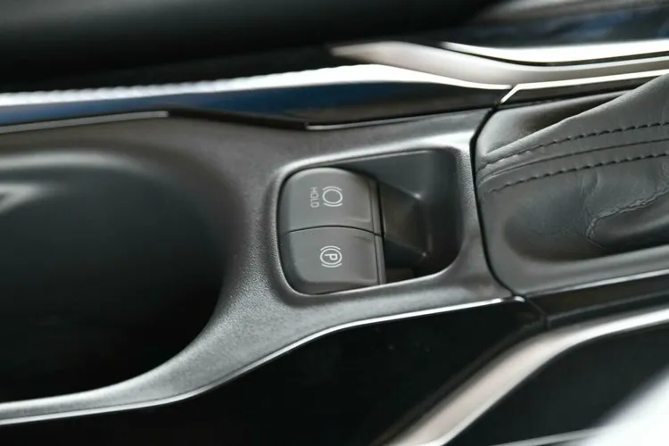 原本傳統機械式腳踏手煞車，升級為EPB電子式手煞車並附有Auto Hold功能。原廠照片